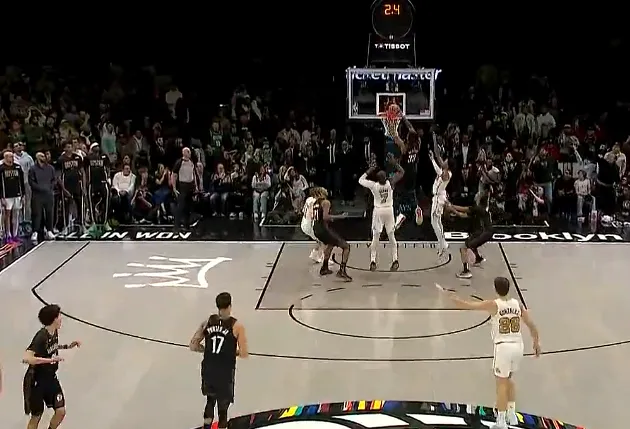 体育投注-克拉克斯顿关键时刻两次补扣,篮网落后凯尔特人9分追进加时